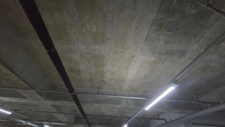준공 전 오염된 노출콘크리트 슬래브 콘채 면보수 (부분 비교 시공) 시공 전 5 사진