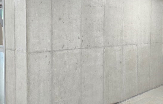 노출콘크리트 스테인 '도장 느낌(도막감)' 발생 원인과 이종자재 혼합 주의사항 시공 후 1 사진