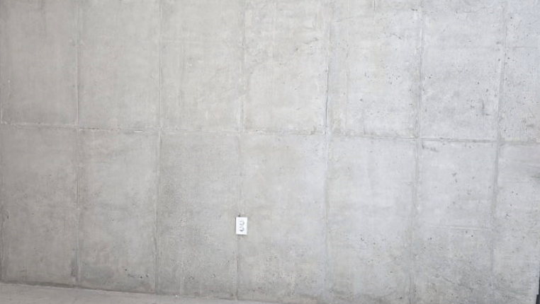 노출콘크리트 스테인 '도장 느낌(도막감)' 발생 원인과 이종자재 혼합 주의사항 시공 후 2 사진