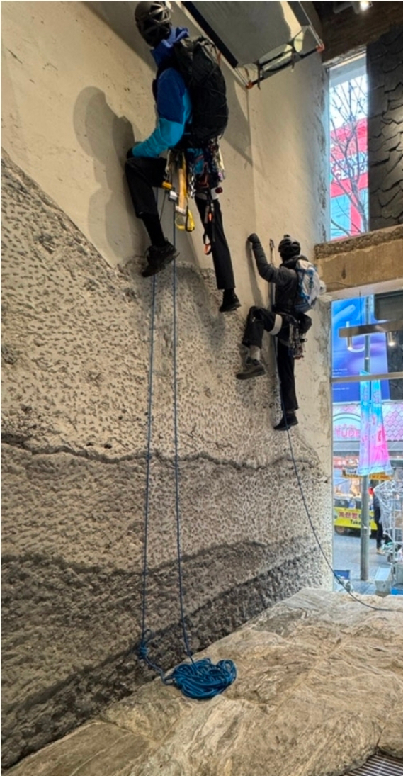 코오롱스포츠 명동 플래그십 스토어 콘채 콘크리트 월아트 시공 (매장 오픈 후기) 시공 후 4 사진