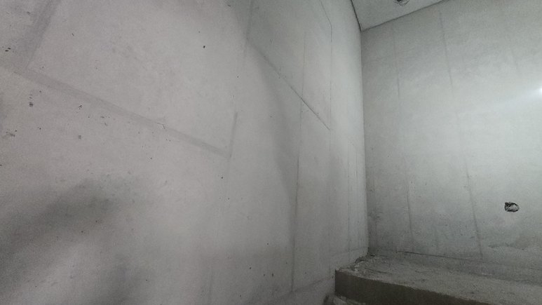계단실 층간조인트의 노출콘크리트 면보수 시공 후 6 사진