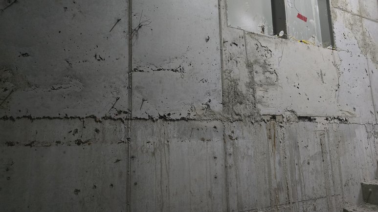 계단실 층간조인트의 노출콘크리트 면보수 시공 전 4 사진