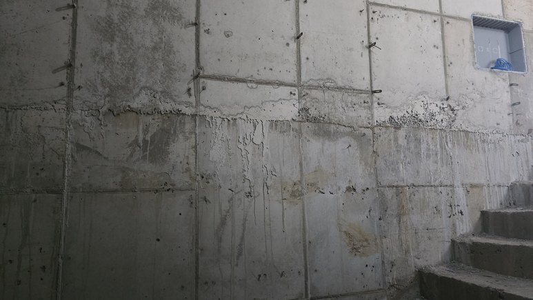 계단실 층간조인트의 노출콘크리트 면보수 시공 전 7 사진